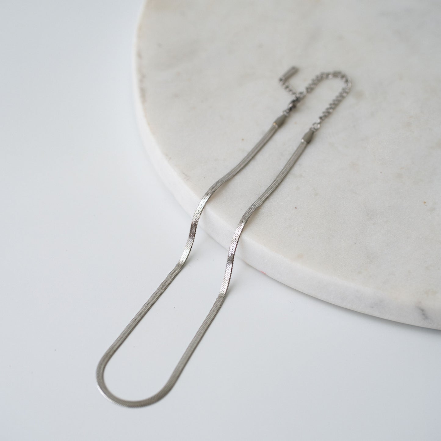 Snake chain necklace in gold and silver finishes, a sleek and timeless gift that says more than fleeting gestures.