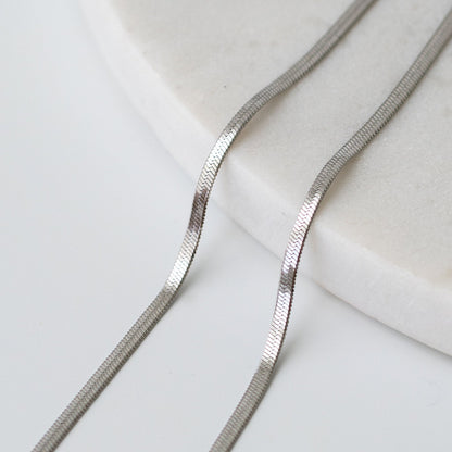Snake chain necklace in gold and silver finishes, a sleek and timeless gift that says more than fleeting gestures.