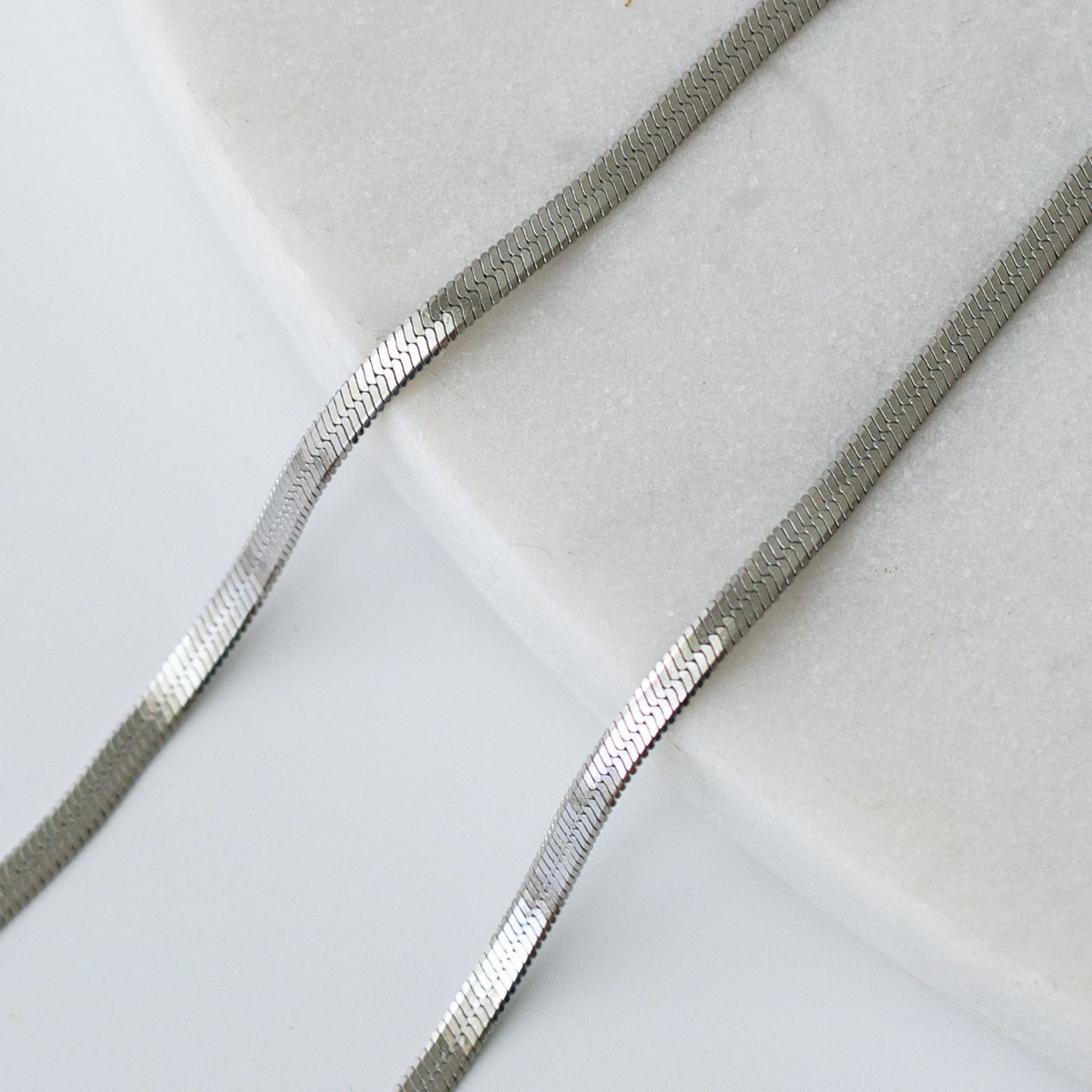Snake chain necklace in gold and silver finishes, a sleek and timeless gift that says more than fleeting gestures.