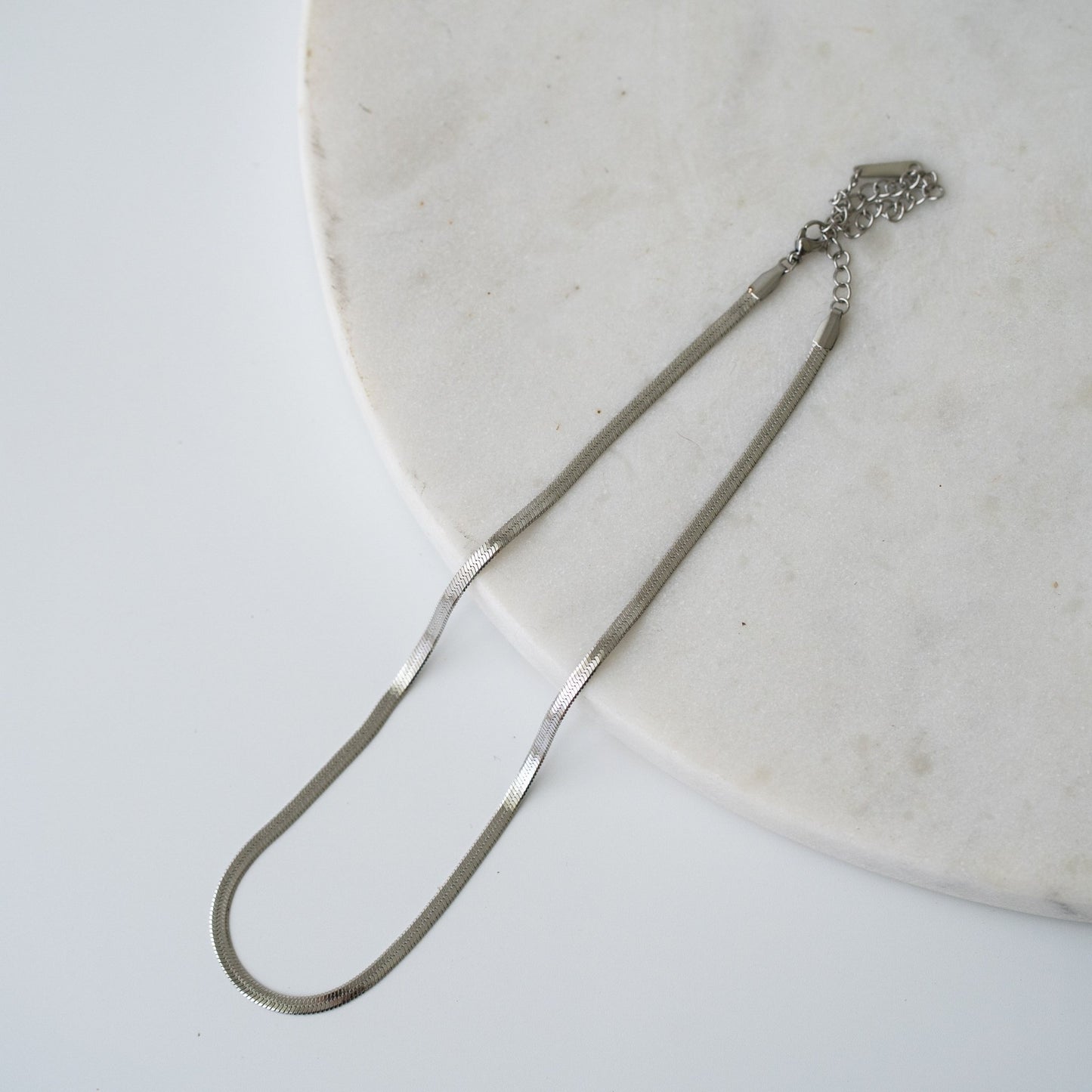 Snake chain necklace in gold and silver finishes, a sleek and timeless gift that says more than fleeting gestures.